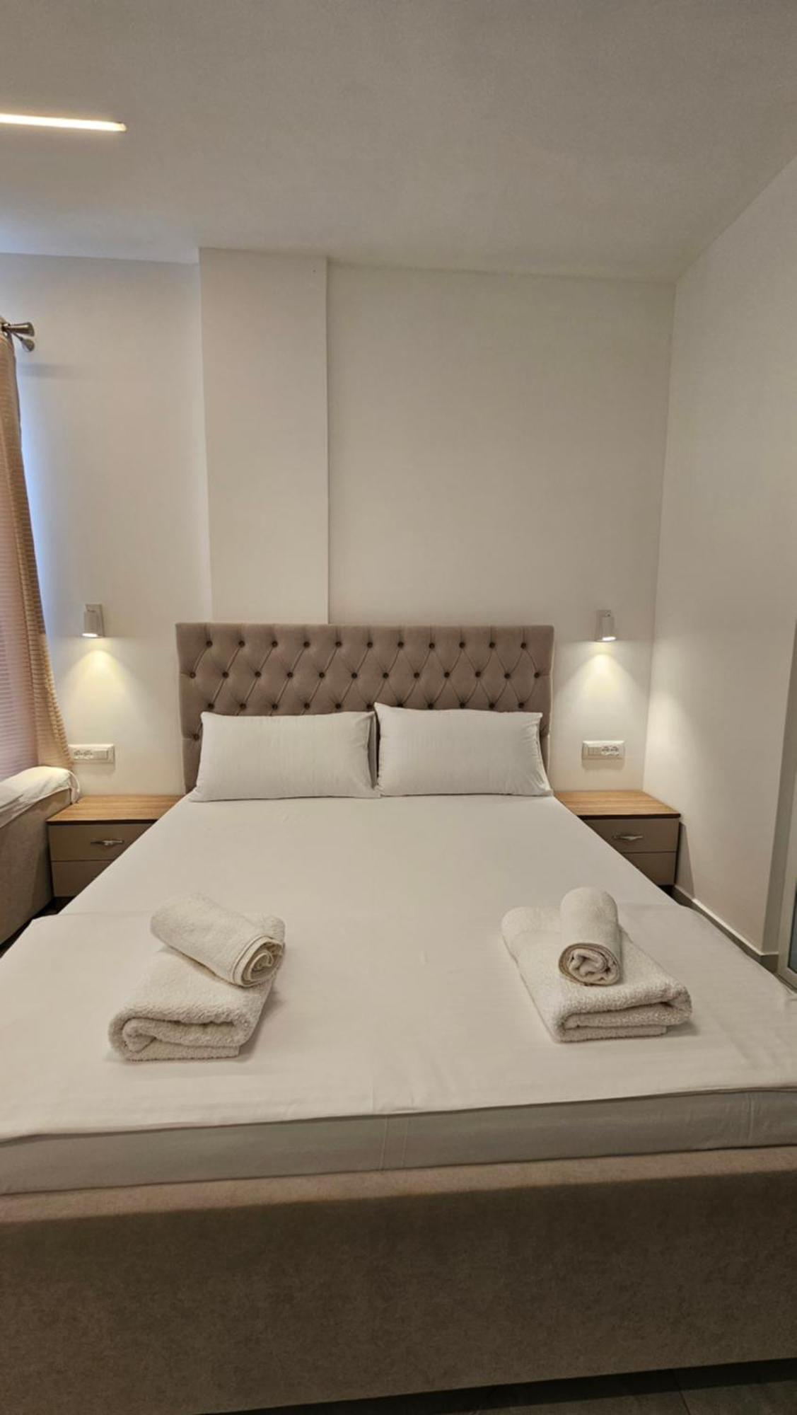 Blue Mare Apartments Sarandë Buitenkant foto