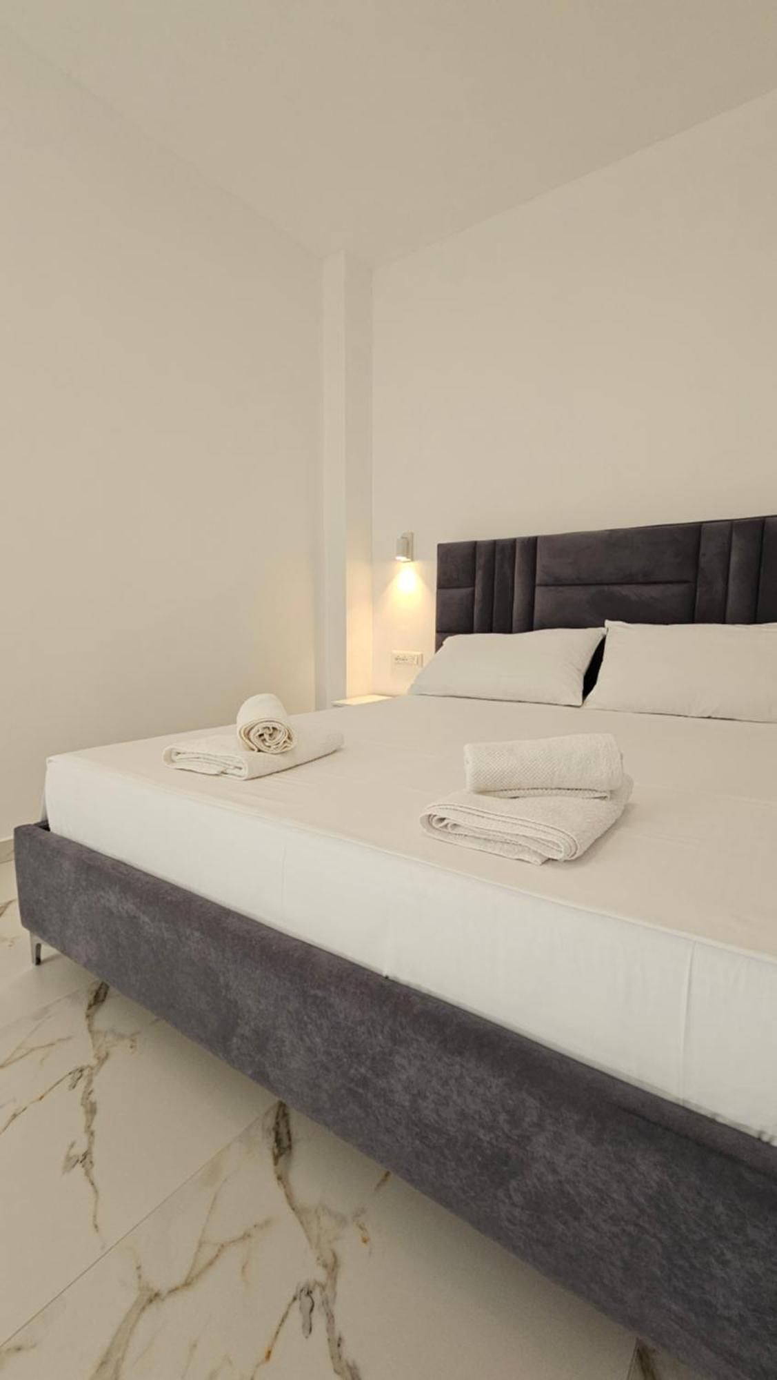 Blue Mare Apartments Sarandë Buitenkant foto